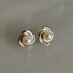 Vintage 14k Solid Gold Pearl Stud Earrings